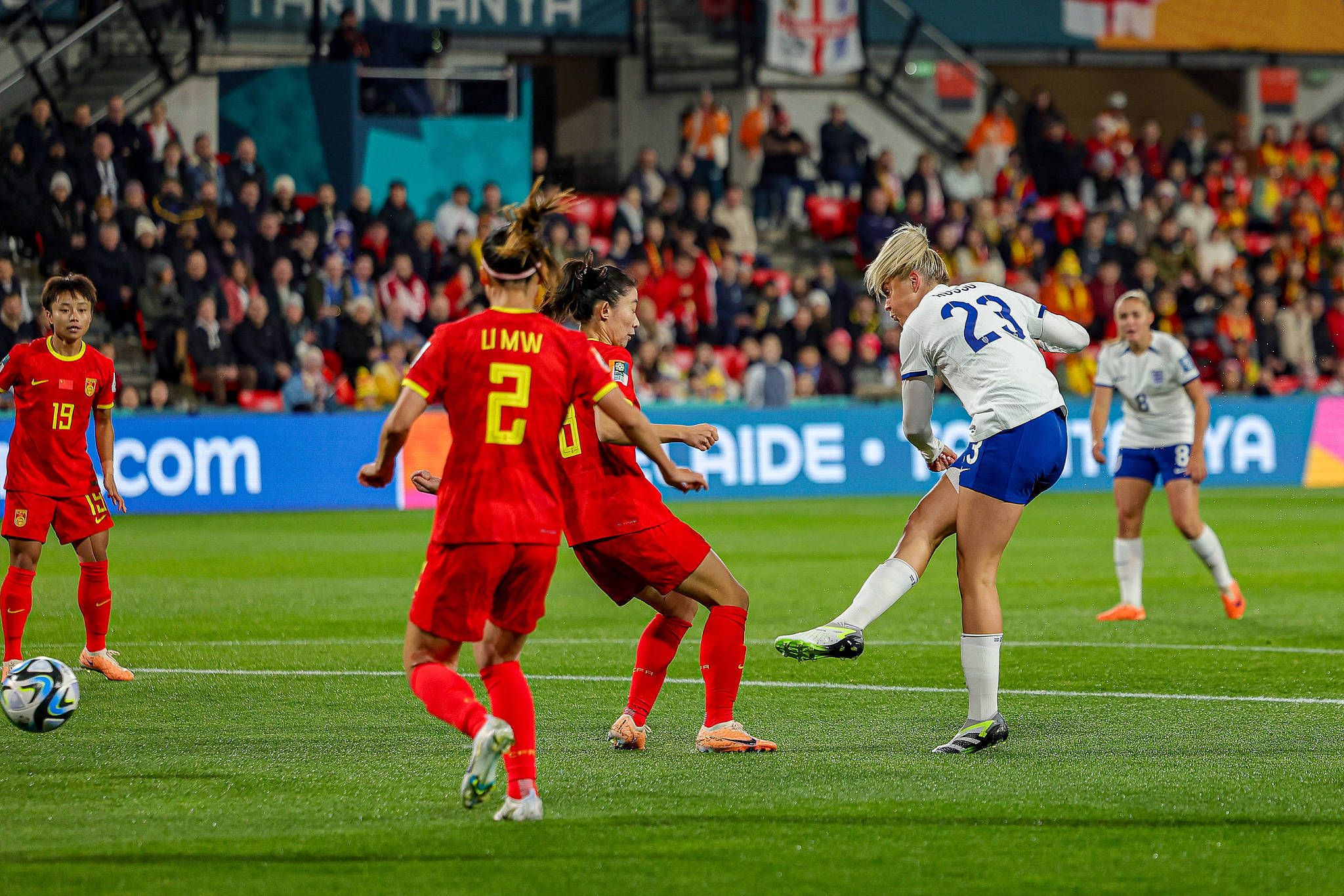 英格兰队遭受意外失利，输给丹麦队