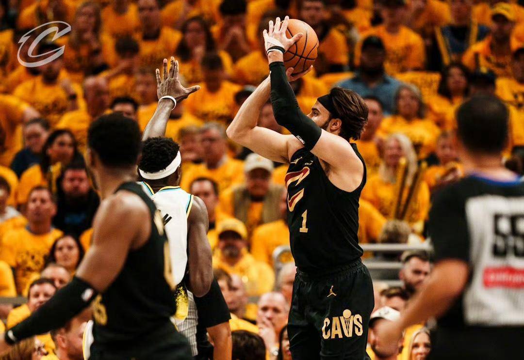 骑士主场告负,连败态势连续保持 骑士主场告负,连败态势连续保持