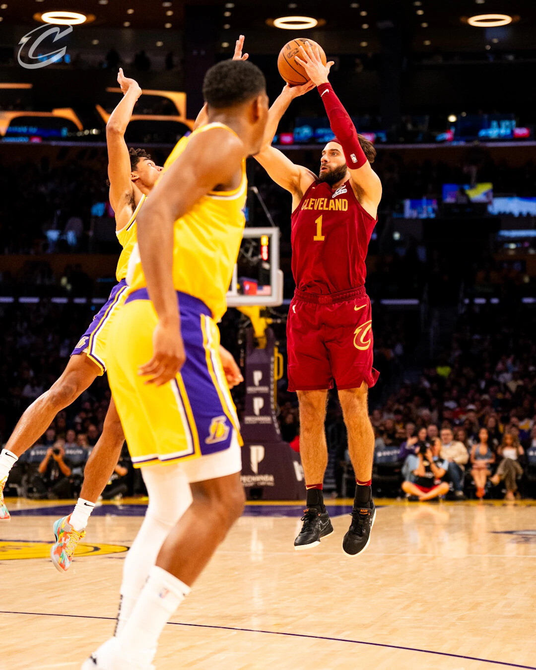 骑士主场告负,连败态势连续保持 骑士主场告负,连败态势连续保持