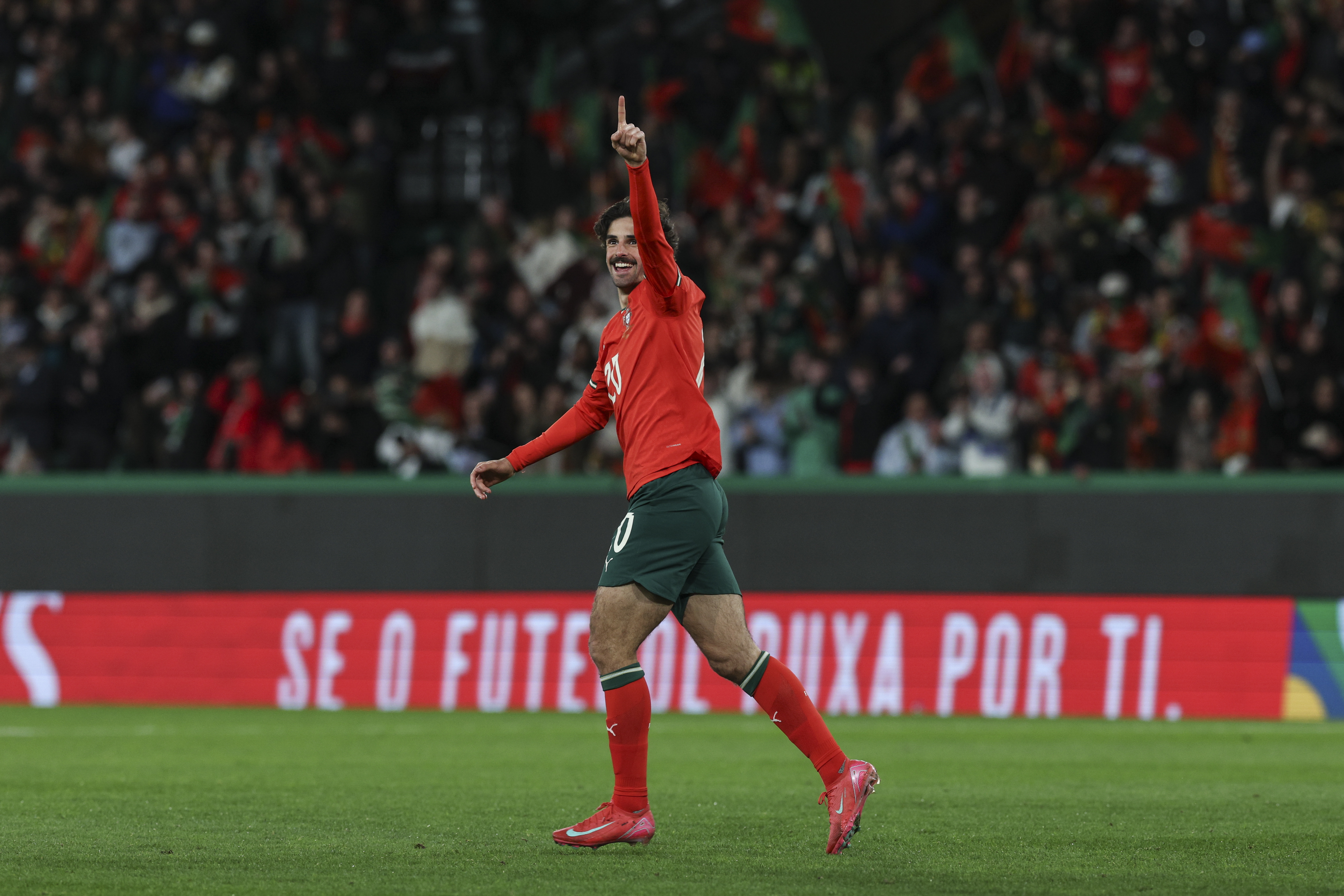 欧国赛场上风光无限,球队纷纷展露身手 欧国赛场上风光无限,球队纷纷展露身手