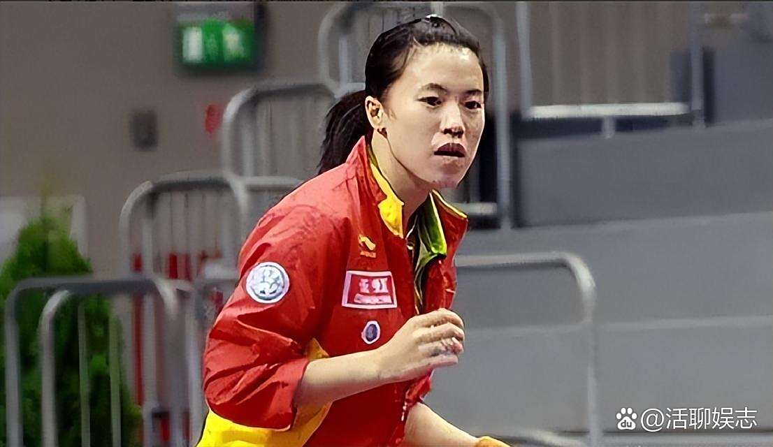 乒乓球传奇选手王楠现场加油 乒乓球传奇选手王楠现场加油