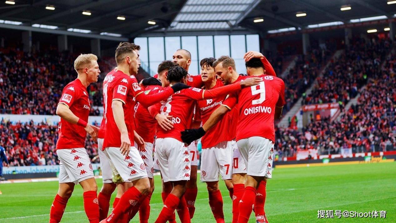 沃尔夫斯堡攻守互补,全队配合默契 沃尔夫斯堡攻守互补,全队配合默契