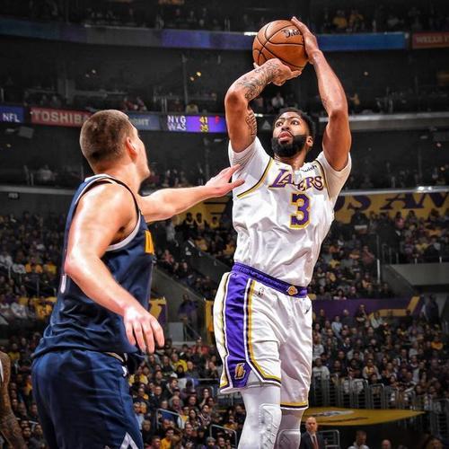 丹佛队卫冕冠军展现实力,成功晋级季后赛 丹佛队卫冕冠军展现实力,成功晋级季后赛