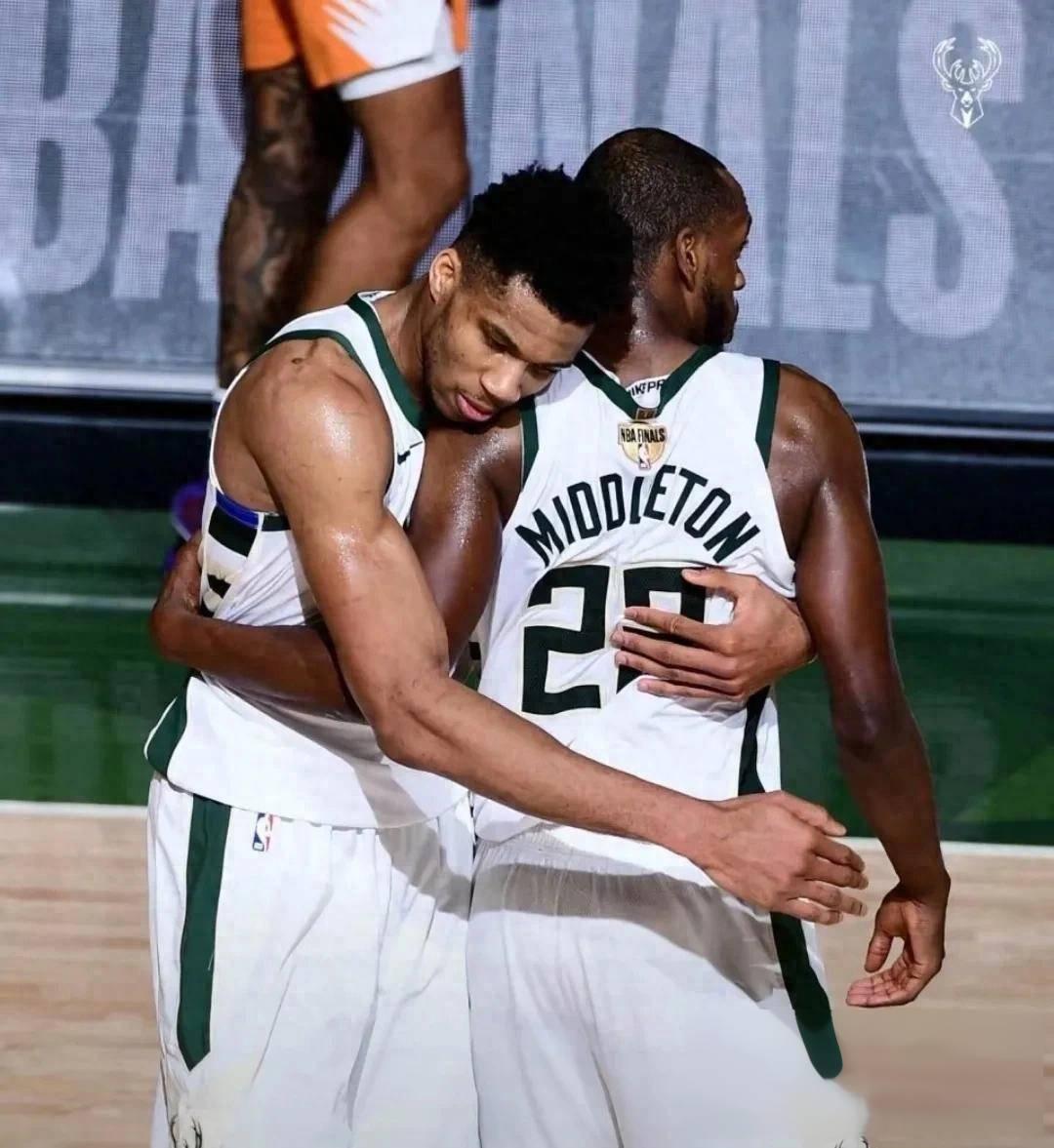 雄鹿球员连续两场空砍三分,成为进攻焦点 雄鹿球员连续两场空砍三分,成为进攻焦点