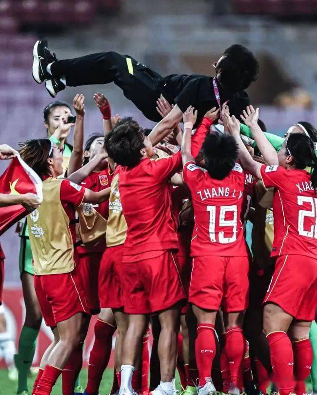 足球联赛国内赛场:女队球员勇夺胜利的简单介绍 足球联赛国内赛场:女队球员勇夺胜利的简单介绍