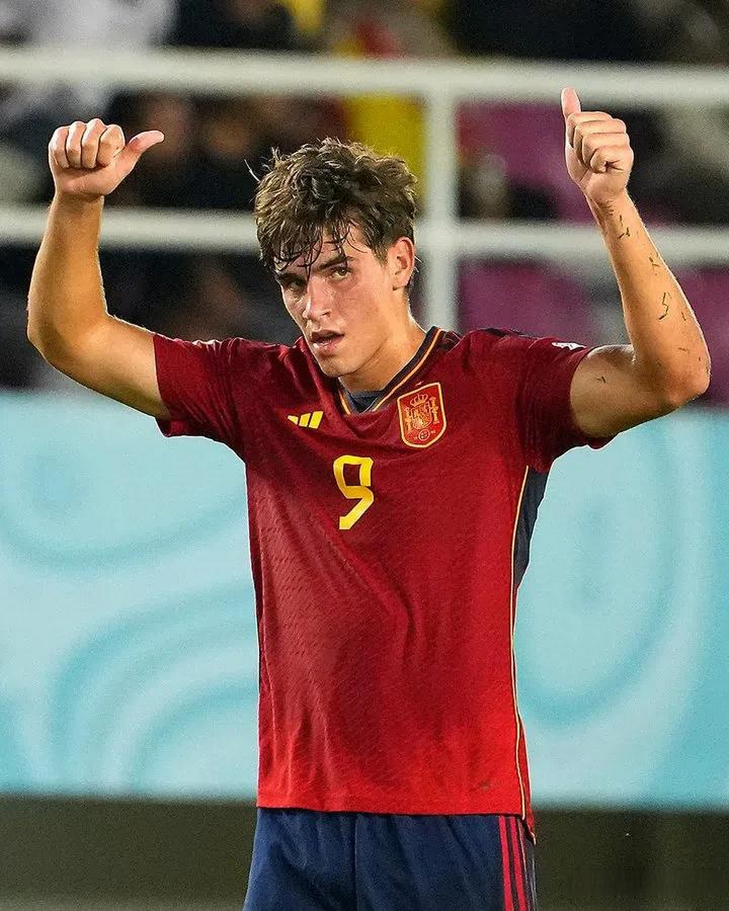 西班牙队表现出色，轻松取胜的简单介绍