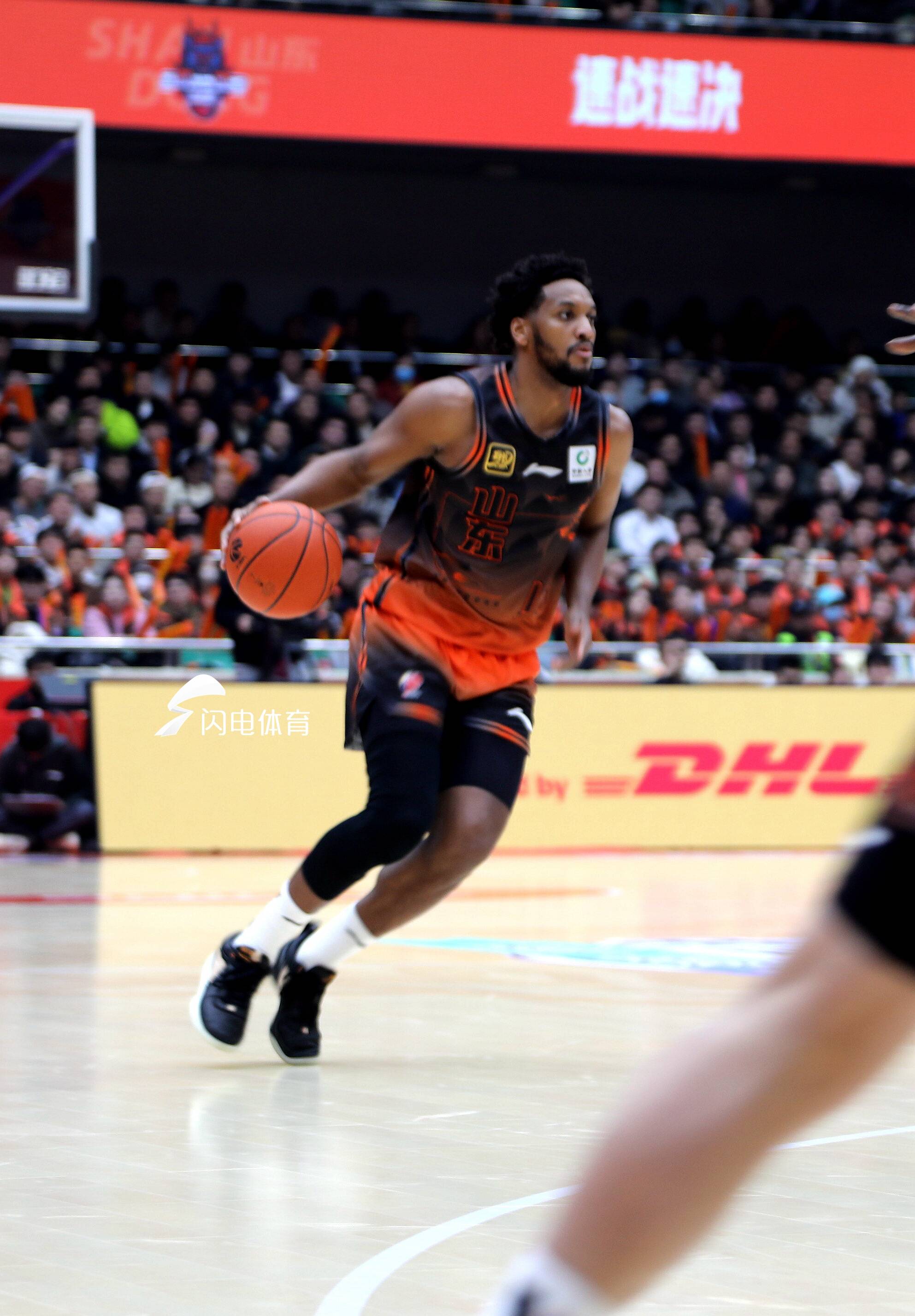 篮网客场大胜马刺,小戈登球风独具助攻砍分 篮网客场大胜马刺,小戈登球风独具助攻砍分