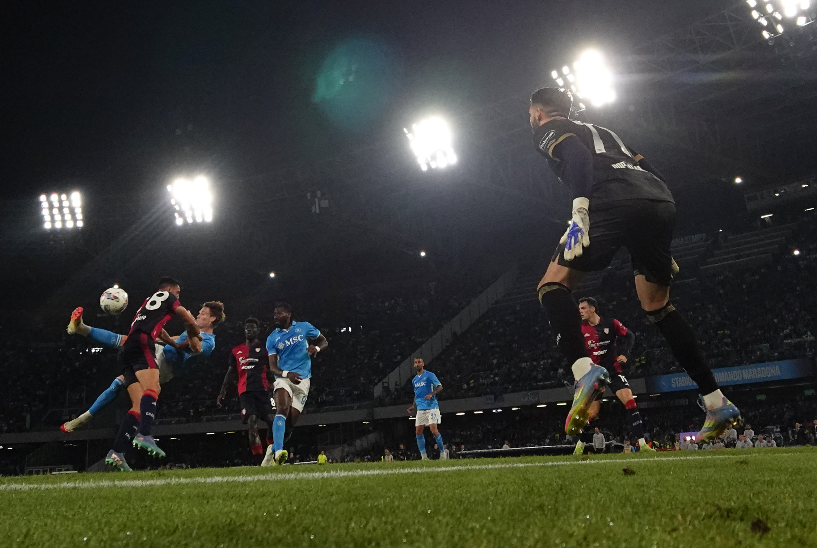 关于那不勒斯防守强悍，暂居意甲第二的信息