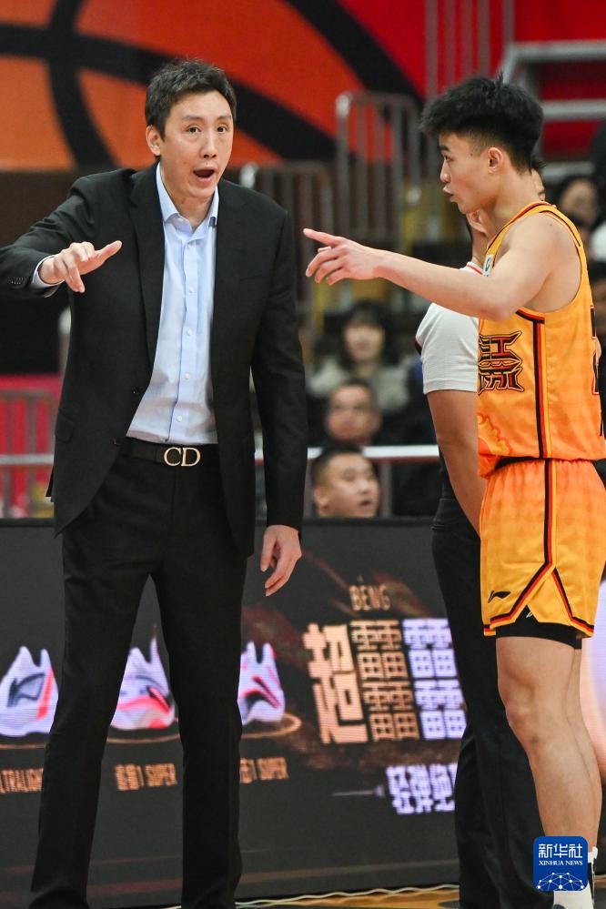 江苏男篮在主场大获全胜,取得四连胜 江苏男篮在主场大获全胜,取得四连胜