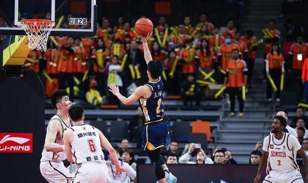 广东队主场失利,冲击季后赛 广东队主场失利,冲击季后赛