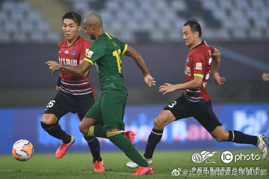 包含凭借意外之球，球队夺得宝贵三分的词条