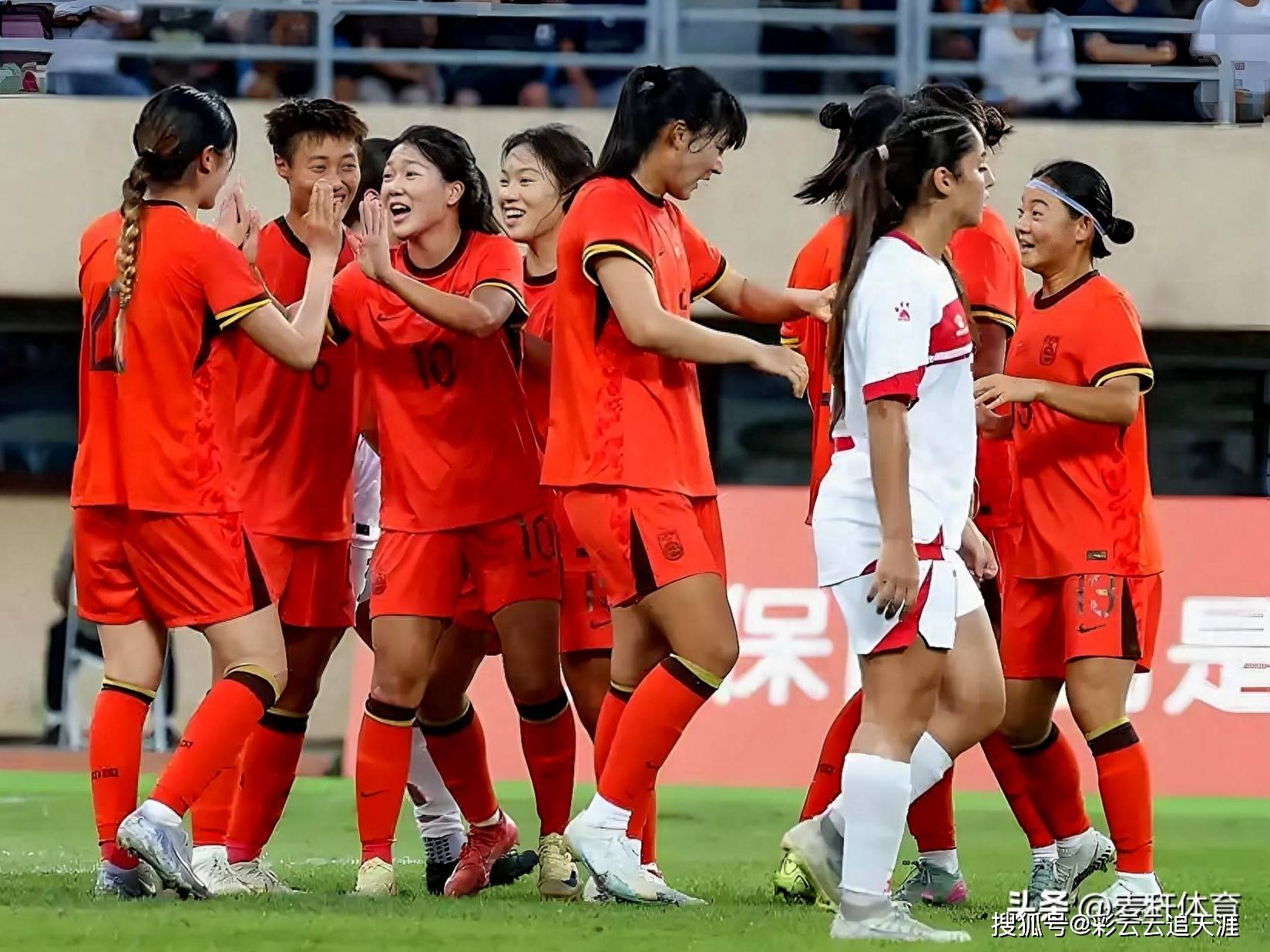 喜讯传来：中国女足队员在比赛中取得连胜！